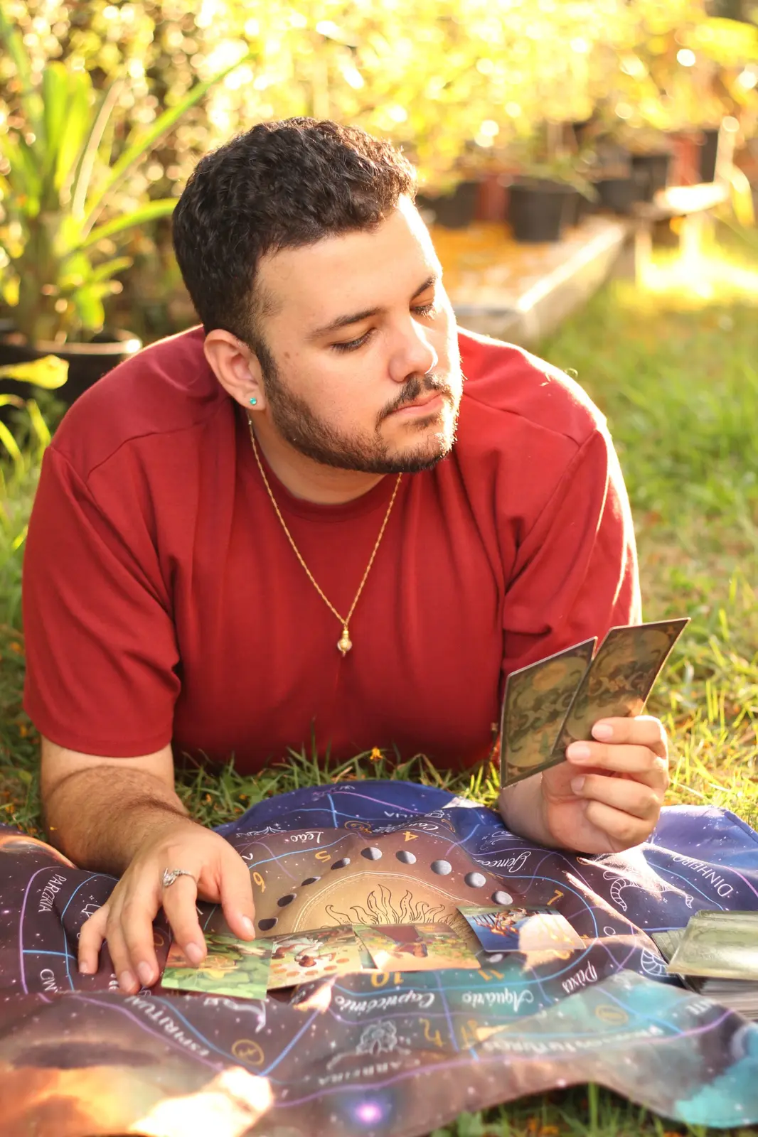 Àlison Simeão realizando uma leitura de cartas